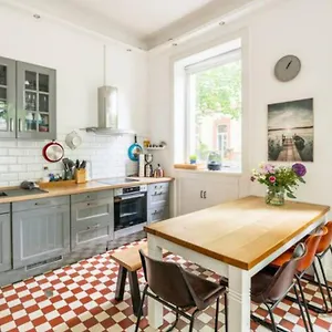 Großzügige Altbauwohnung In Bestlage Apartment